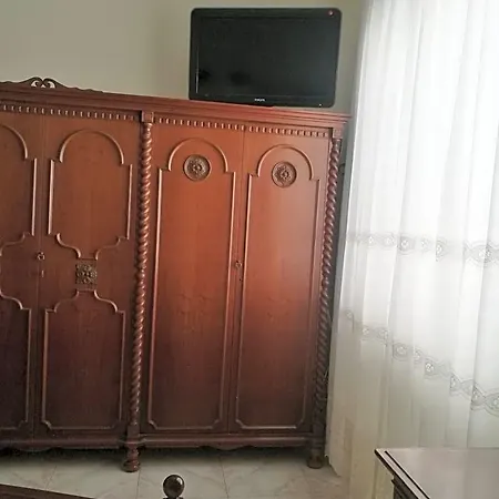 فندق مبيت وإفطار Antoniet 4*